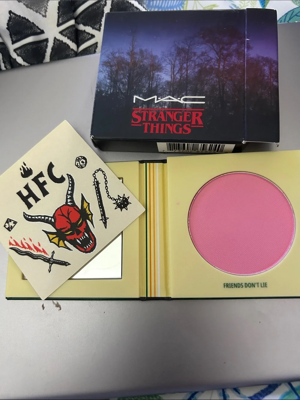 MAC Cosmetics Stranger Things Hawkins Compact – Green & Gold